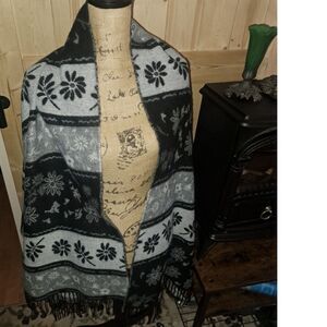 New Dennis Basso Made In Italy Floral Gray & Black Scarf Shawl Wrap Fringed NWOT
